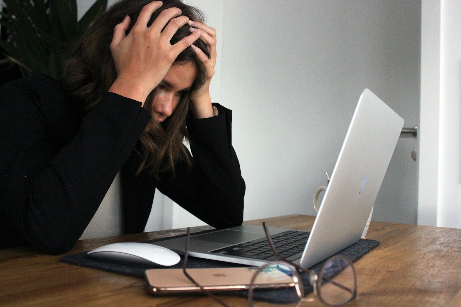 Photo by Elisa Ventur Femme en stress ?